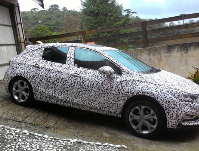 Chevrolet Cruze hatch é flagrado em testes