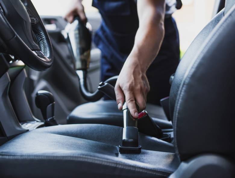 Veja dicas de como limpar o estofado do carro!