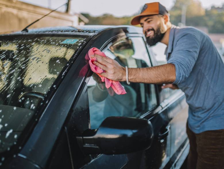 Confira o passo a passo de como limpar os vidros do carro