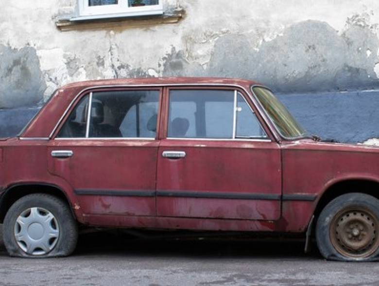 Tem um carro abandonado na minha rua, o que eu faço?